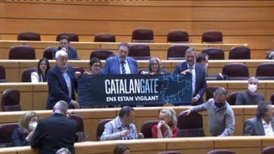 Junts recibe a Sánchez en el Pleno del Senado exhibiendo un cartel en el que se lee "Catalan Gate, nos están vigilando"