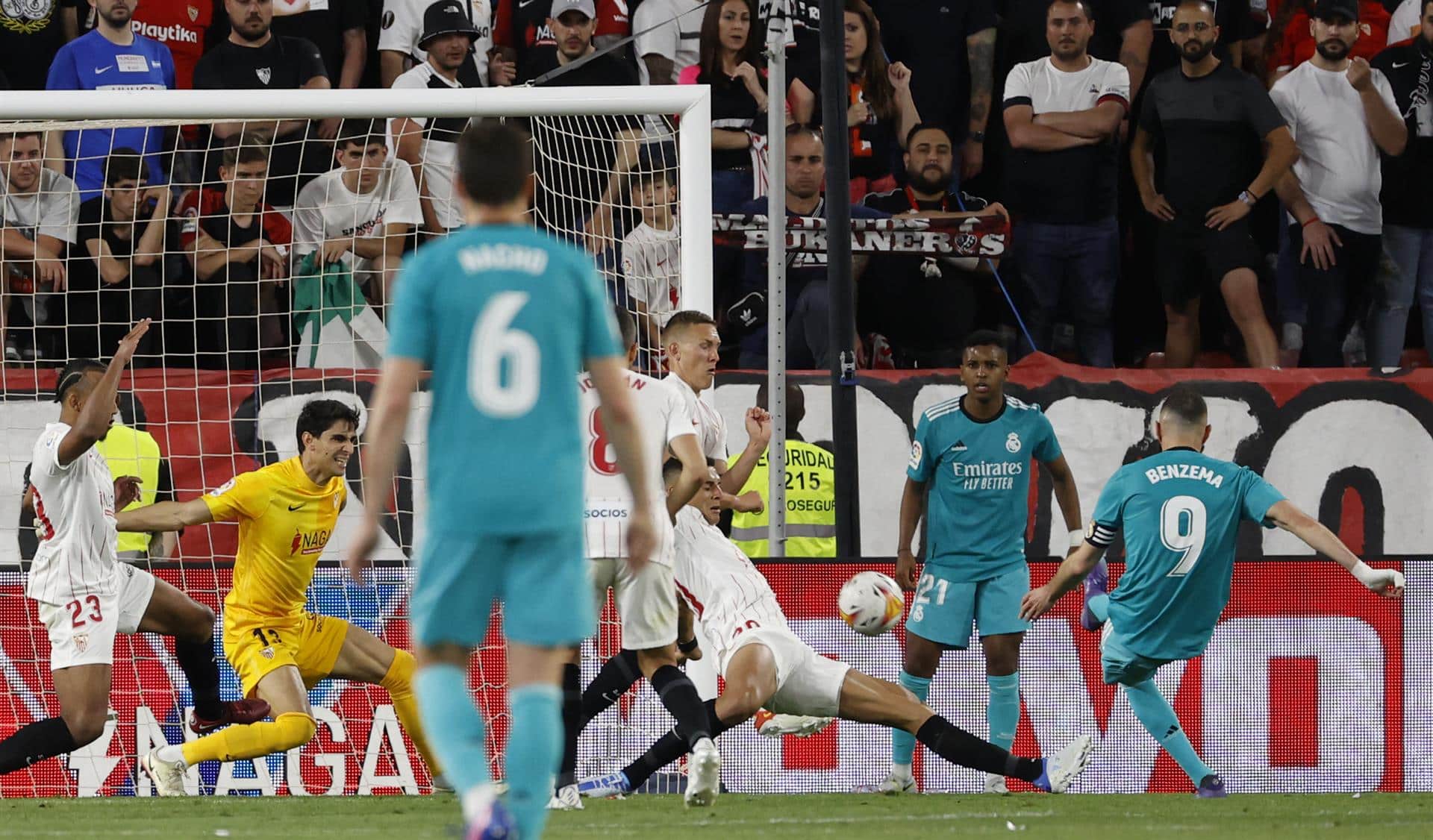 Karim Benzema anota el gol de la victoria del Real Madrid contra el Sevilla en el Sánchez Pizjuán.