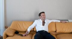 Un Macron descamisado y de pelo en pecho para seducir a los votantes de izquierda