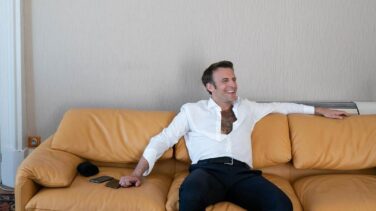 Un Macron descamisado y de pelo en pecho para seducir a los votantes de izquierda