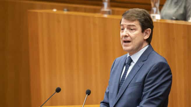 El candidato del PP a la Presidencia de la Junta de Castilla y León y presidente del partido en la región, Alfonso Fernández Mañueco, interviene en su debate de investidura.