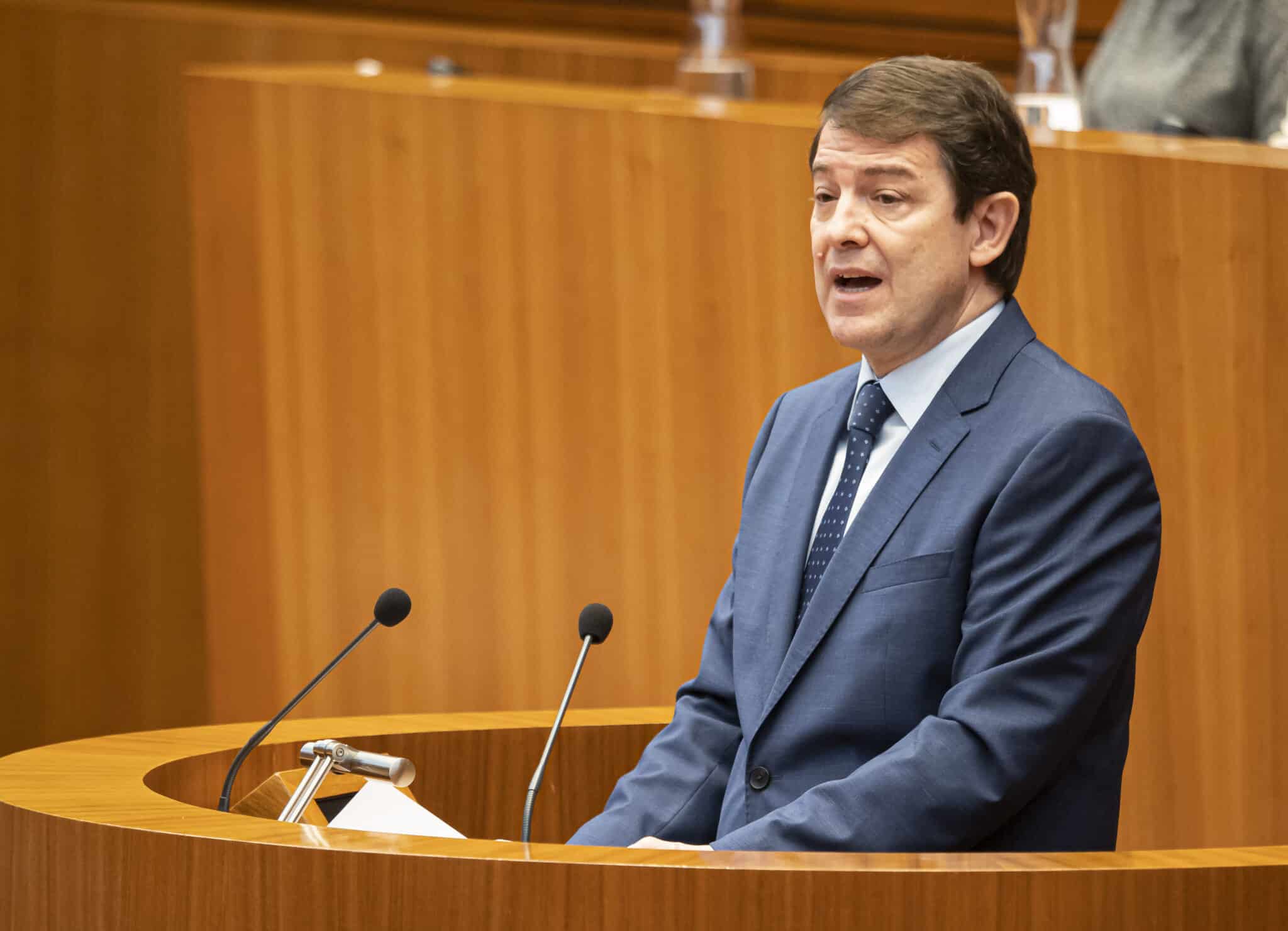 El candidato del PP a la Presidencia de la Junta de Castilla y León y presidente del partido en la región, Alfonso Fernández Mañueco, interviene en su debate de investidura.