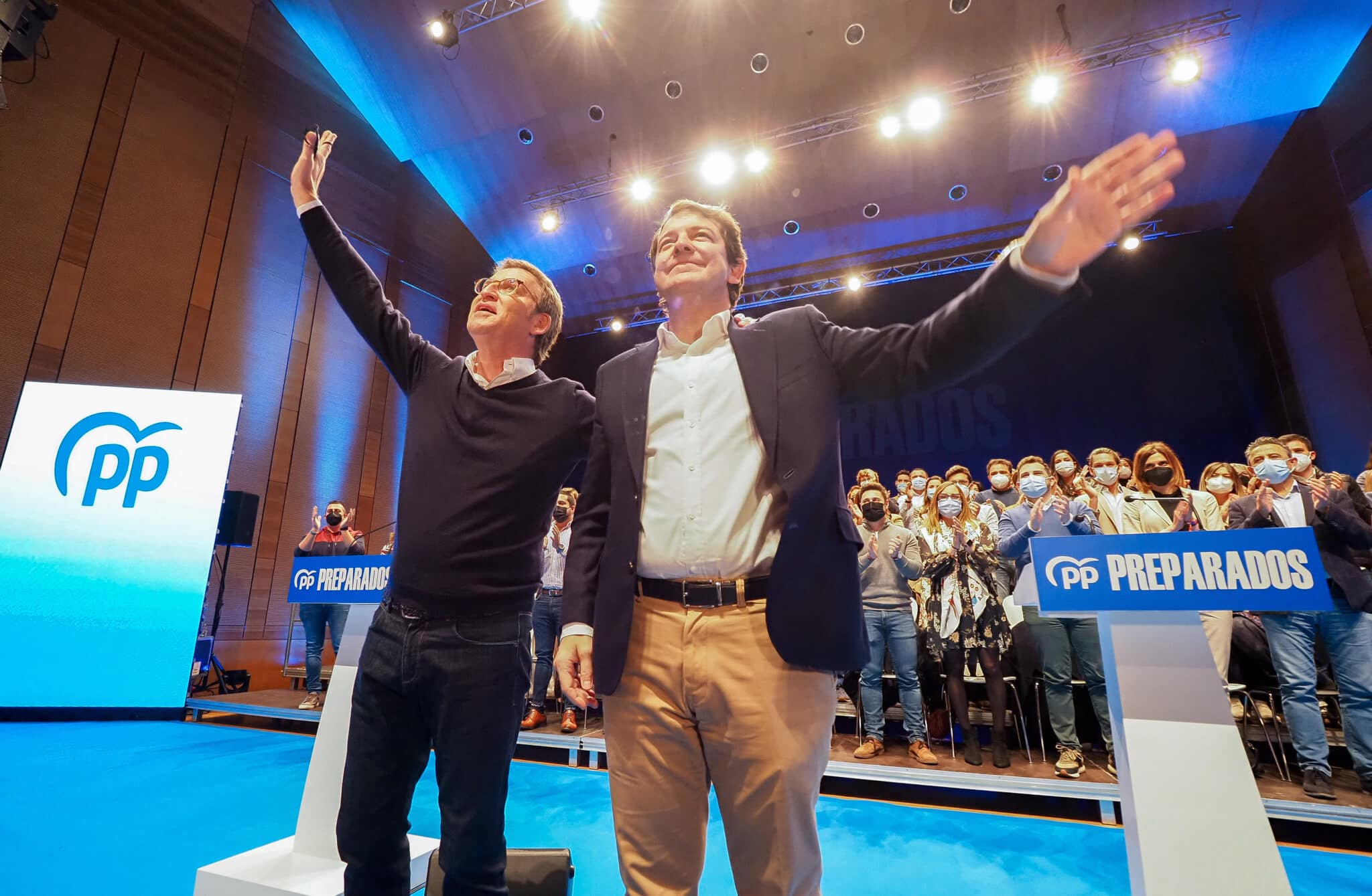 Alfonso Fernández Mañueco arropa a Alberto Núñez Feijóo durante un acto de primarias en Valladolid.