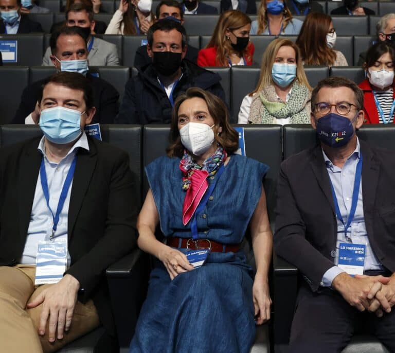 Mañueco afrontará la investidura en Castilla y León sin la presencia asegurada de Feijóo