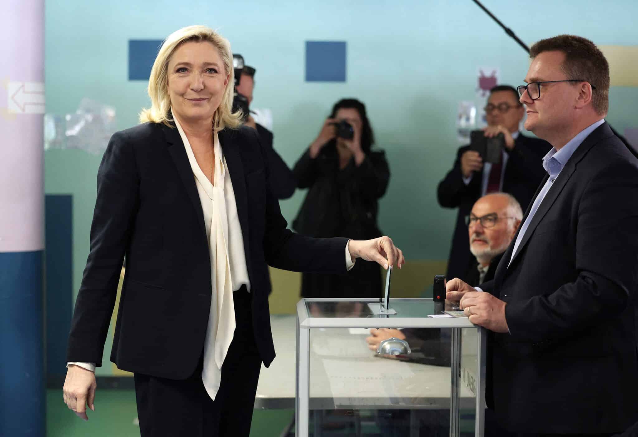 La candidata de ultraderecha Marine Le Pen emite su voto en Henin-Beaumont
