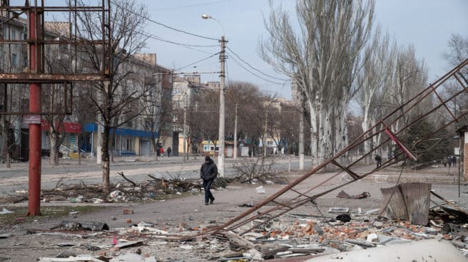 Un hombre pasea por una calle destruida por los bombardeos, en Mariupol