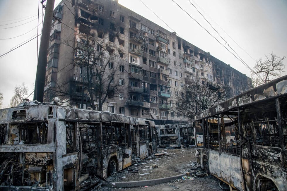 Autobuses y edificios devastados por los bombardeos