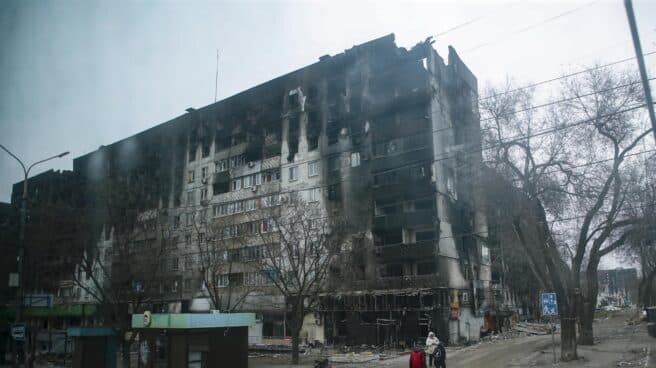 Edificio destruido por el fuego y las bombas en Mariúpol.