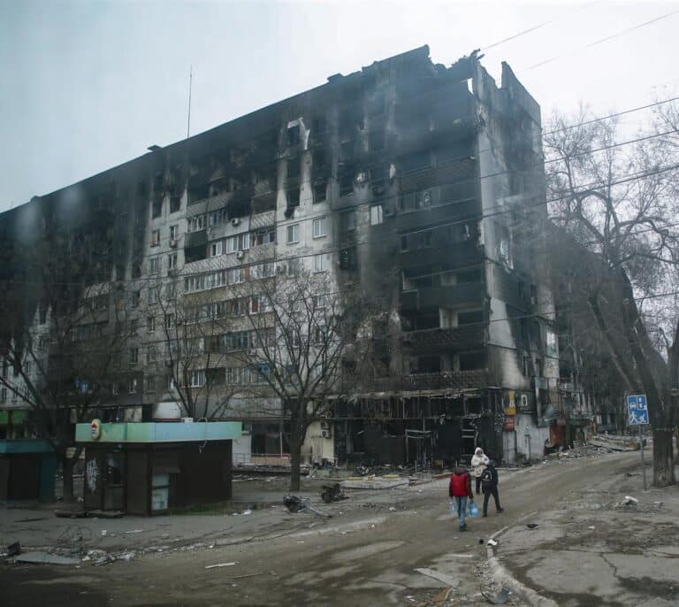 Rusia asegura que más de mil soldados ucranianos se han rendido en Mariúpol