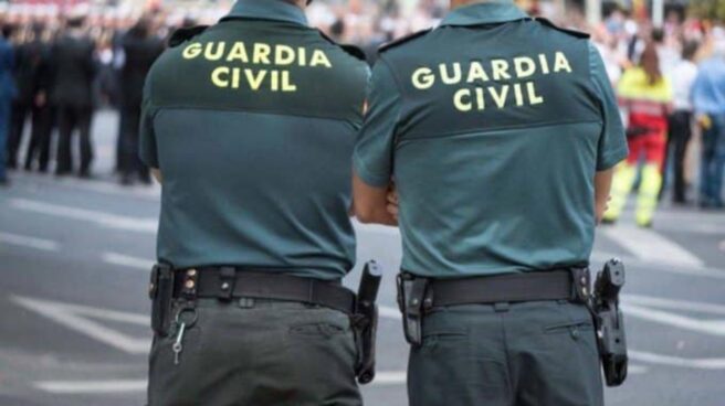 Marlaska y Ayuso llegan a un acuerdo para mantener los puestos de los guardias civiles de edificios públicos Dos agentes de Guardia Civil