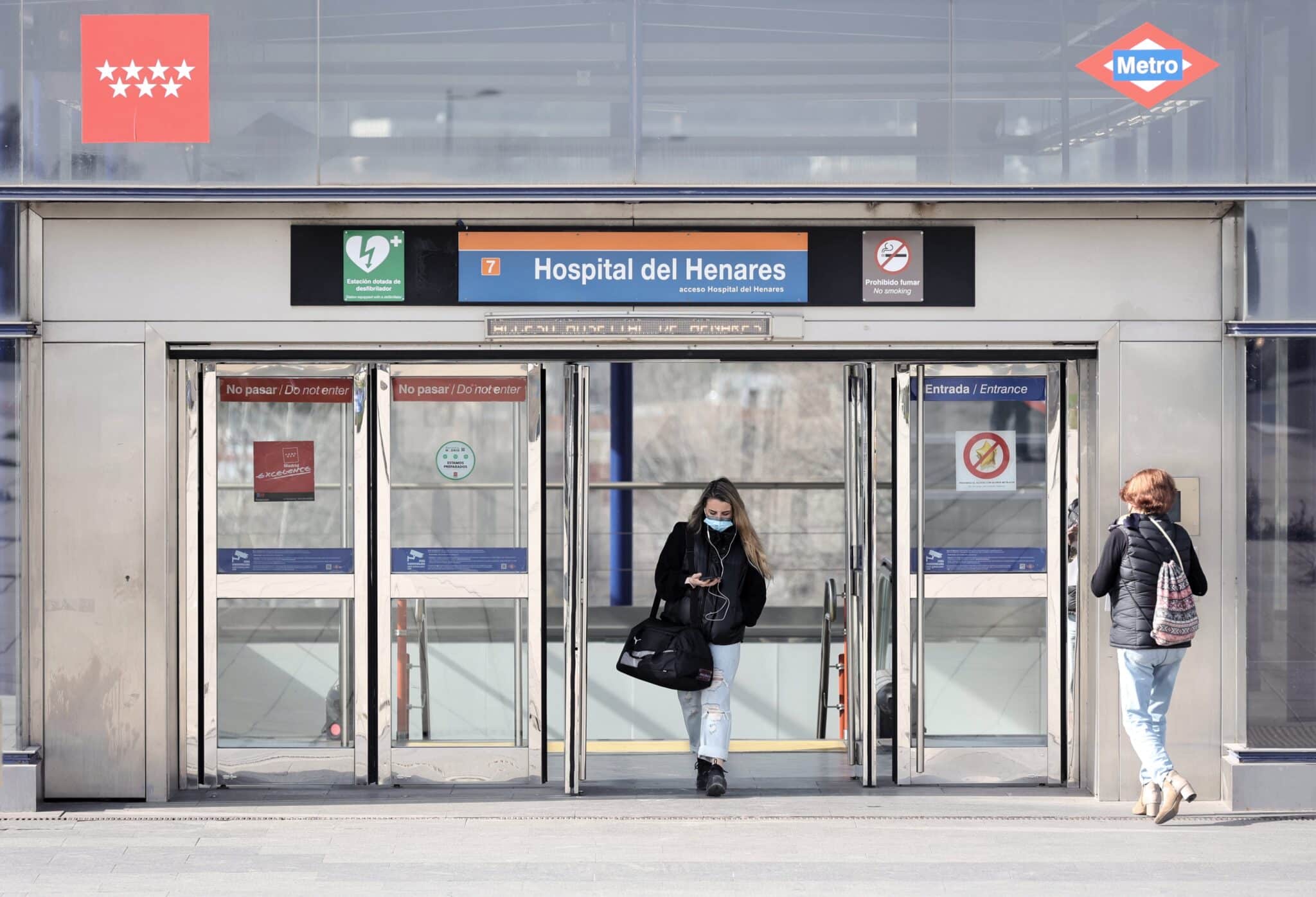 Dos mujeres, en la estación de Metro de Hospital del Henares.