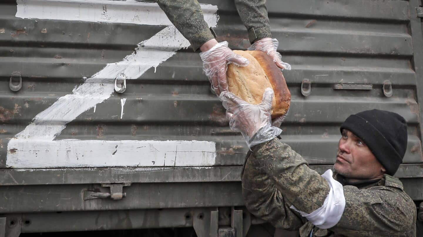 Milicias de la autoproclamada República Popular de Donetsk distribuyendo pan como ayuda humanitaria a la población local en Mariupol, Ucrania.