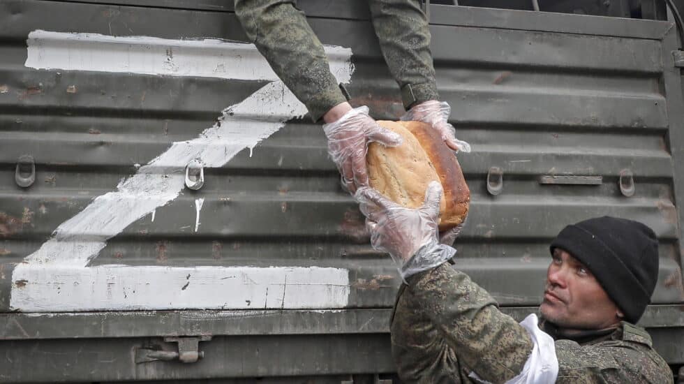 Milicias de la autoproclamada República Popular de Donetsk distribuyendo pan como ayuda humanitaria a la población local en Mariupol, Ucrania.