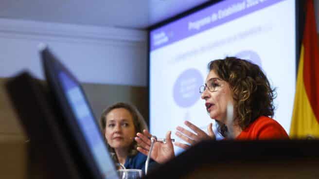 Nadia Calviño y María Jesús Montero, en la presentación de las previsiones económicas del Gobierno.