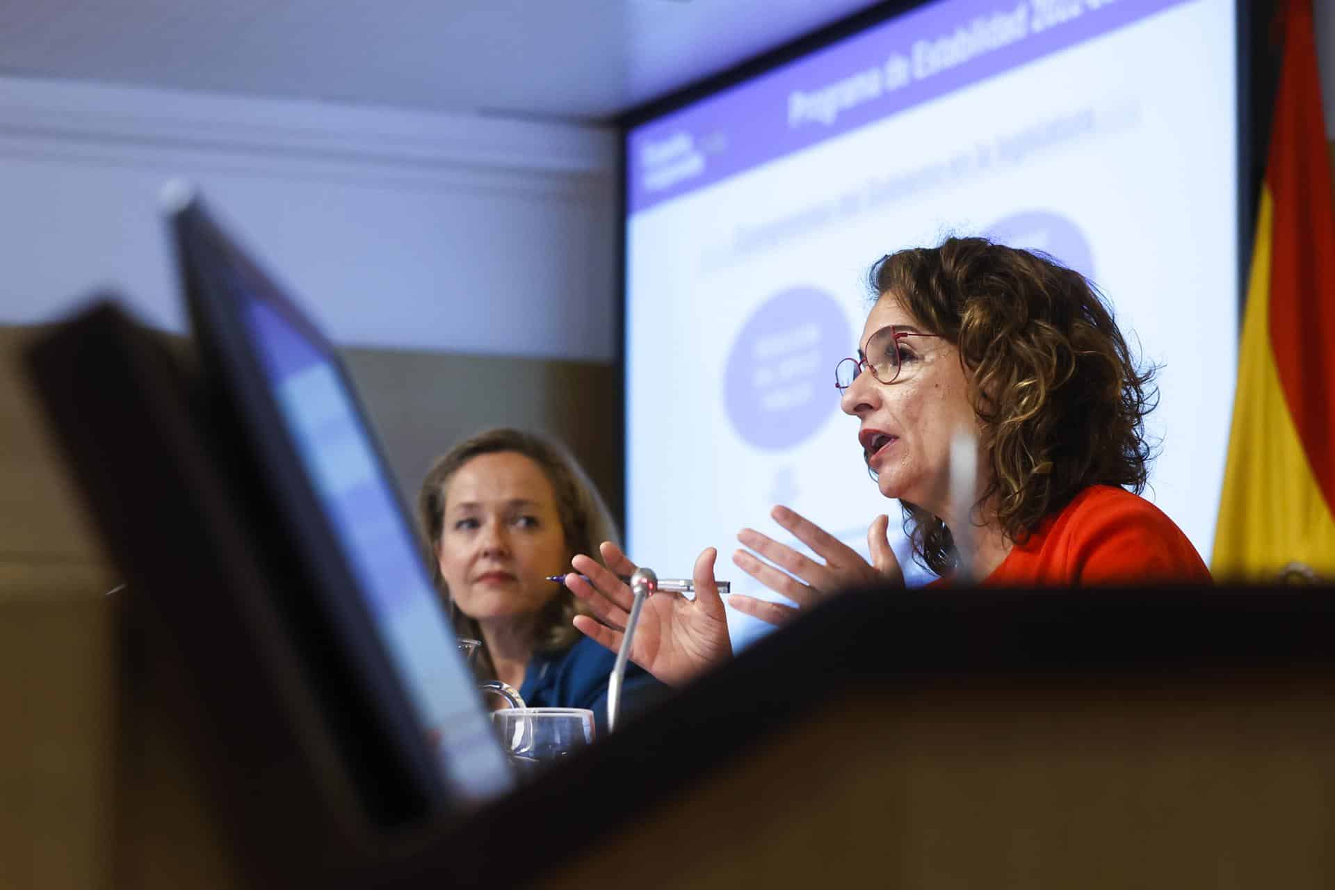 Nadia Calviño y María Jesús Montero, en la presentación de las previsiones económicas del Gobierno.