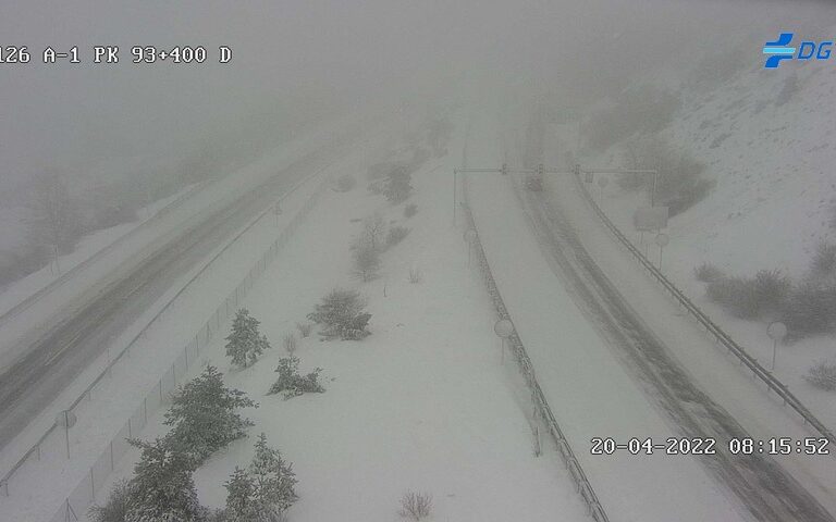 La nieve obliga a cortar la AP-6 e impide la circulación de camiones en los puertos de Madrid