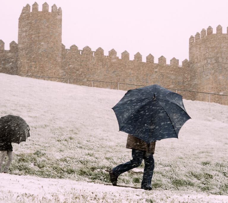 La "vuelta del invierno" cubre de nieve Ávila y Segovia