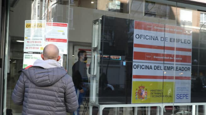 Jaén, a la cabeza en destrucción de empleo Un hombre observa la cristalera de una oficina de empleo.