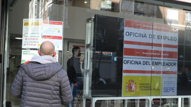 Un hombre observa la cristalera de una oficina de empleo.