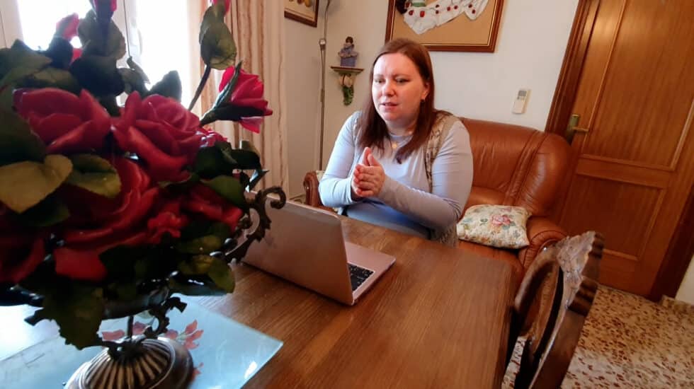 Olena Bratel, profesora ucraniana dando clases online desde su casa de Villaconejos, Madrid.