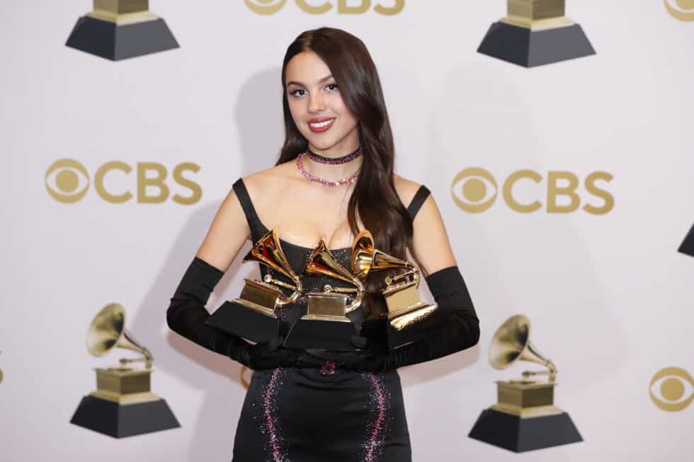 Olivia Rodrigo posa con sus tres Grammy