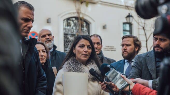 La diputada de Vox Macarena Olona, este viernes a las puertas de la Fiscalía Anticorrupción.