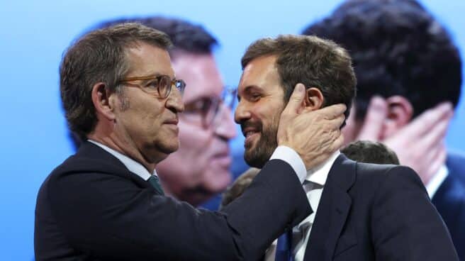 Casado vuelve a rechazar la propuesta de Feijóo de continuar en el PP Alberto Núñez Feijóo y Pablo Casado, en el congreso del PP en Sevilla.