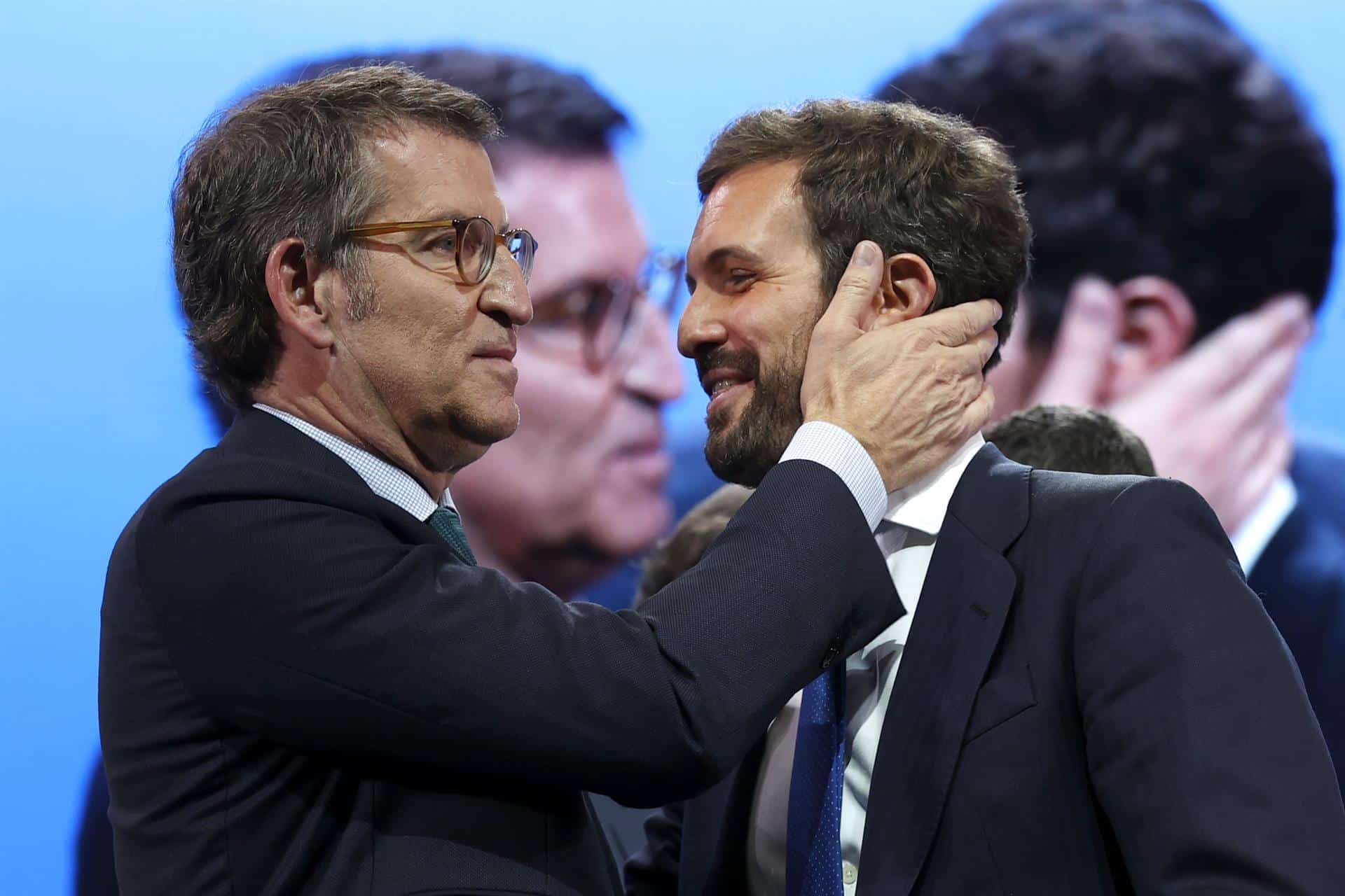 Alberto Núñez Feijóo y Pablo Casado, en el congreso del PP en Sevilla.