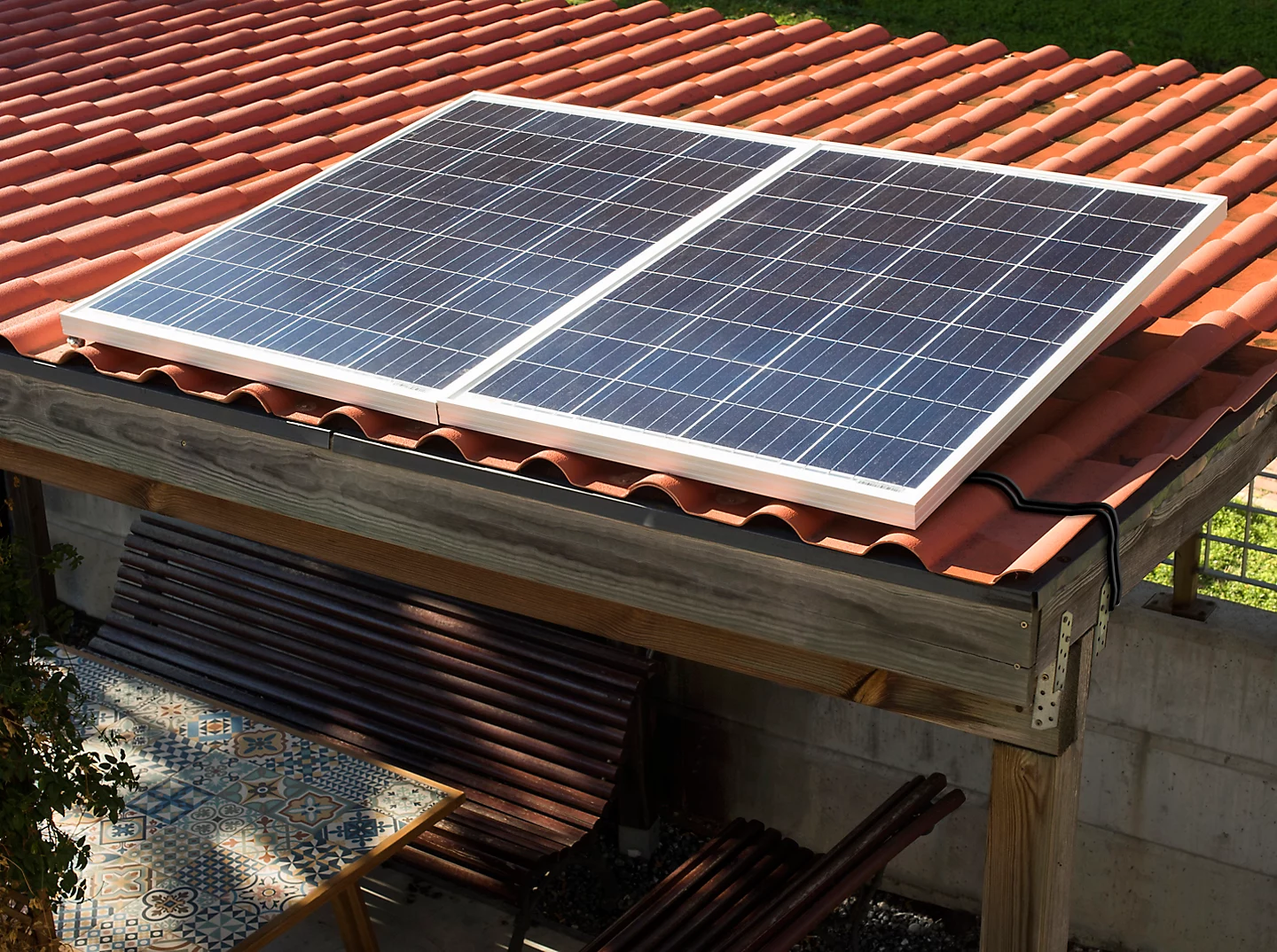 Panel solar fotovoltaico en un tejado.