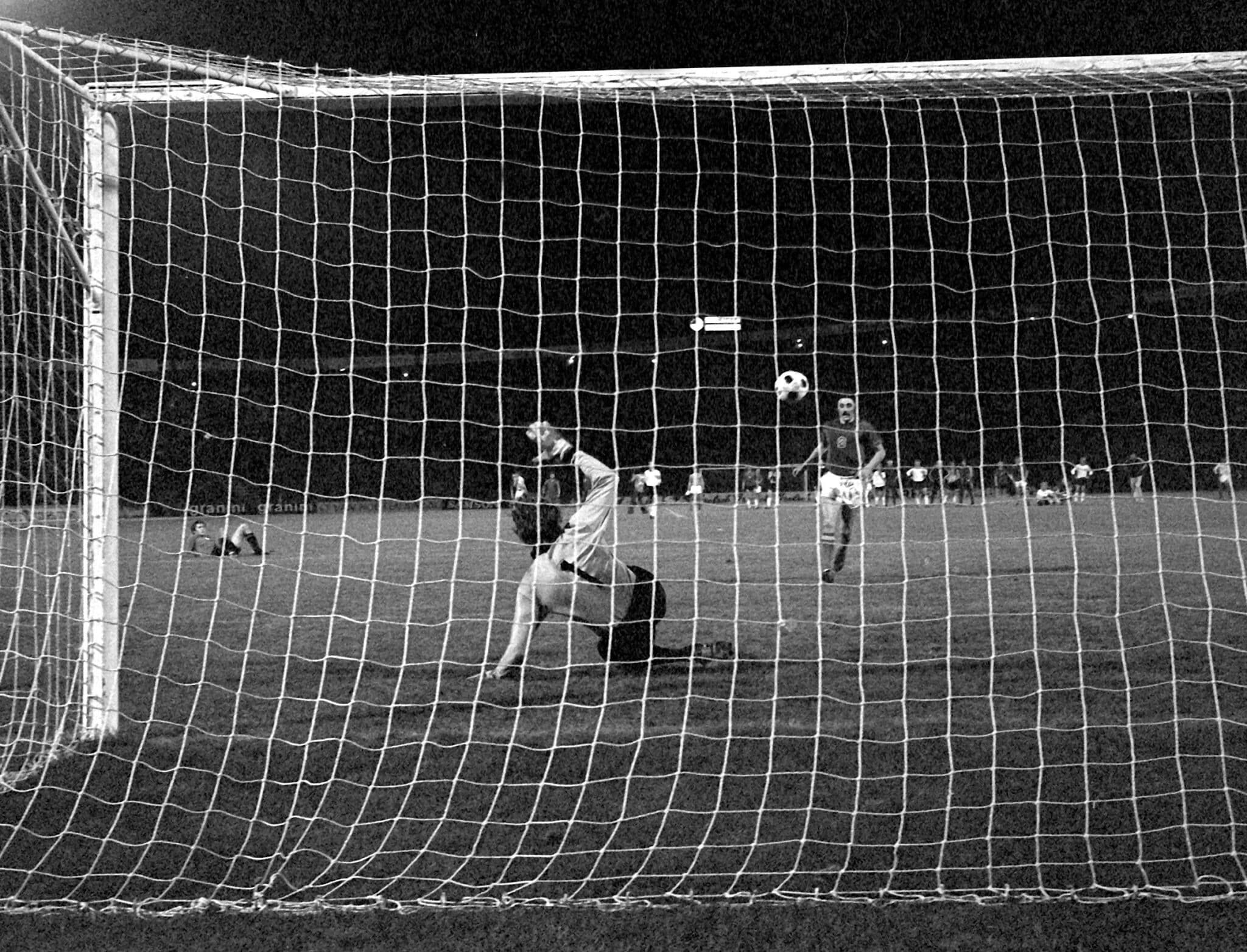 Lanzamiento de penalti de Antonin Panenka que dio la victoria a Checoslovaquia en la Eurocopa 1976