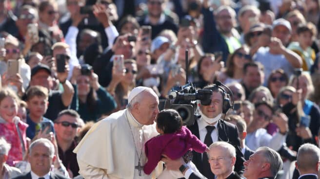 El Papa Francisco bendice a un niño en el Vaticano