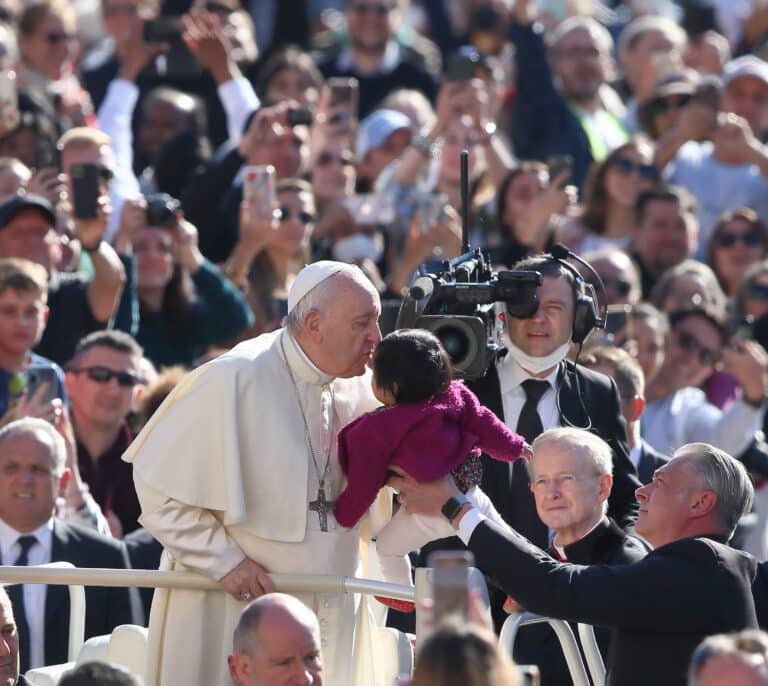 El Papa Francisco pide a las nueras que hagan felices a las suegras, a las que advierte: "Tened cuidado con la lengua"