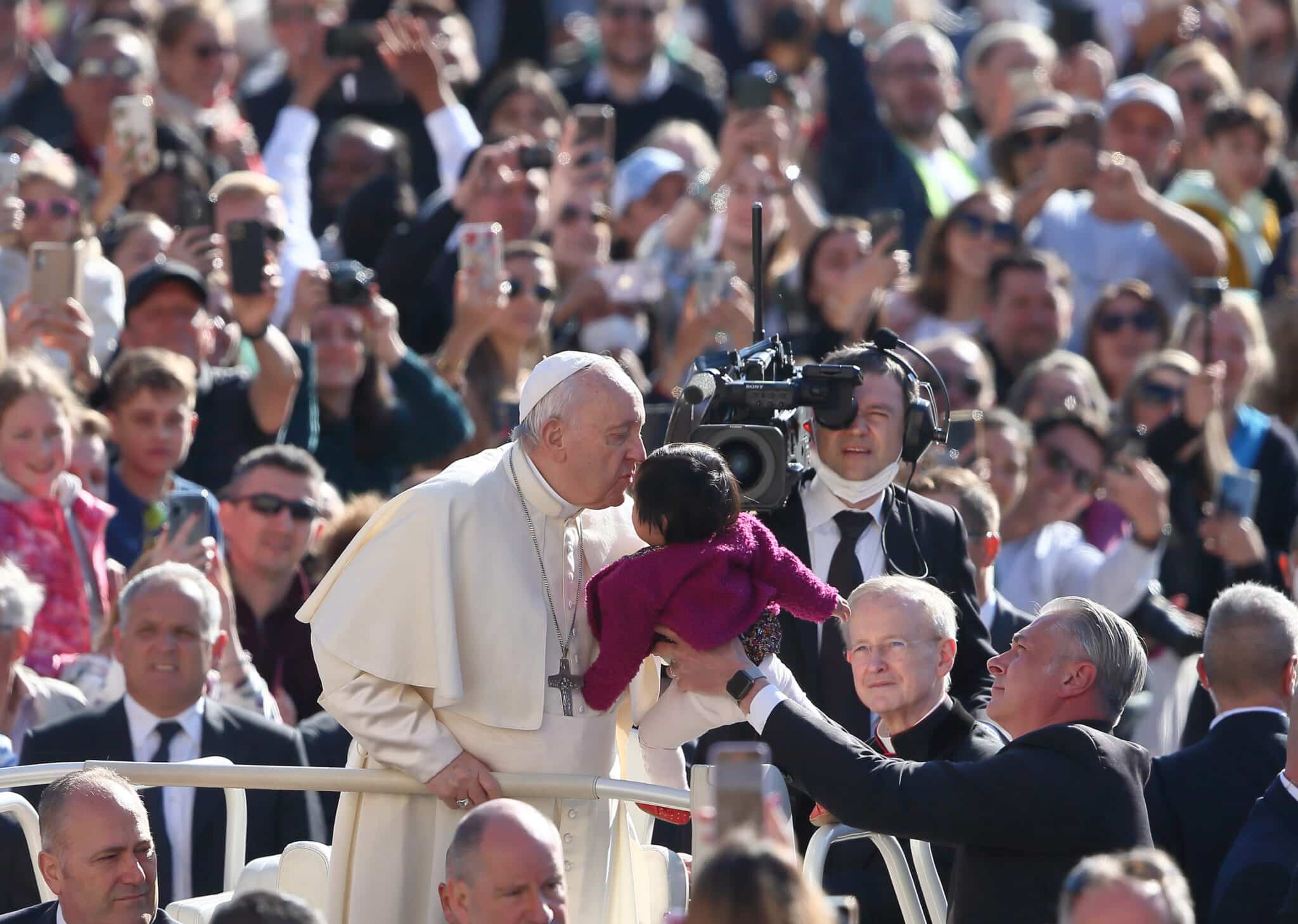 El Papa Francisco bendice a un niño en el Vaticano