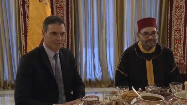 Pedro Sánchez y Mohamed VI, juntos durante el banquete de Iftar.