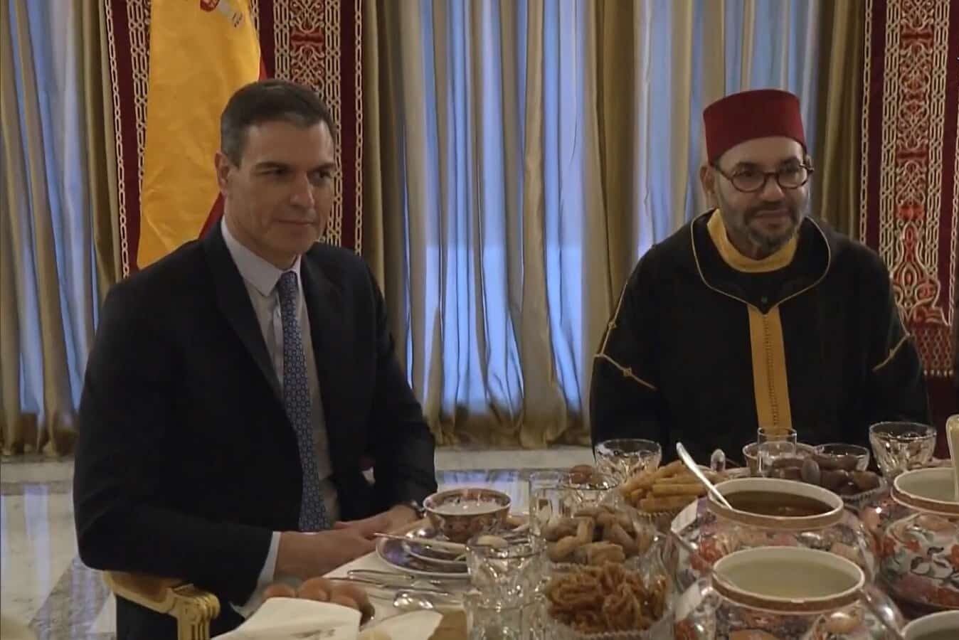 Pedro Sánchez y Mohamed VI, juntos durante el banquete de Iftar.