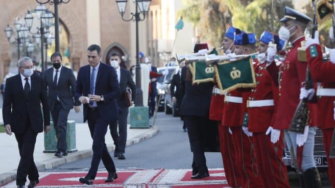 Pedro Sánchez pasa revista a la guardia de honor a su llegada al Palacio Real de Rabat.