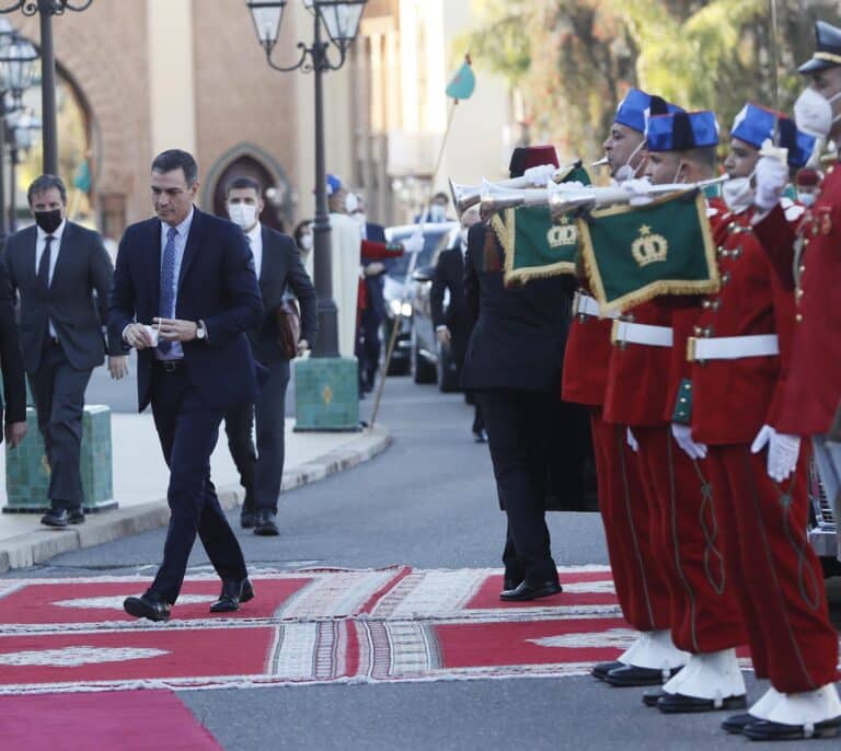 Sánchez con banquete y Feijóo con carpetilla