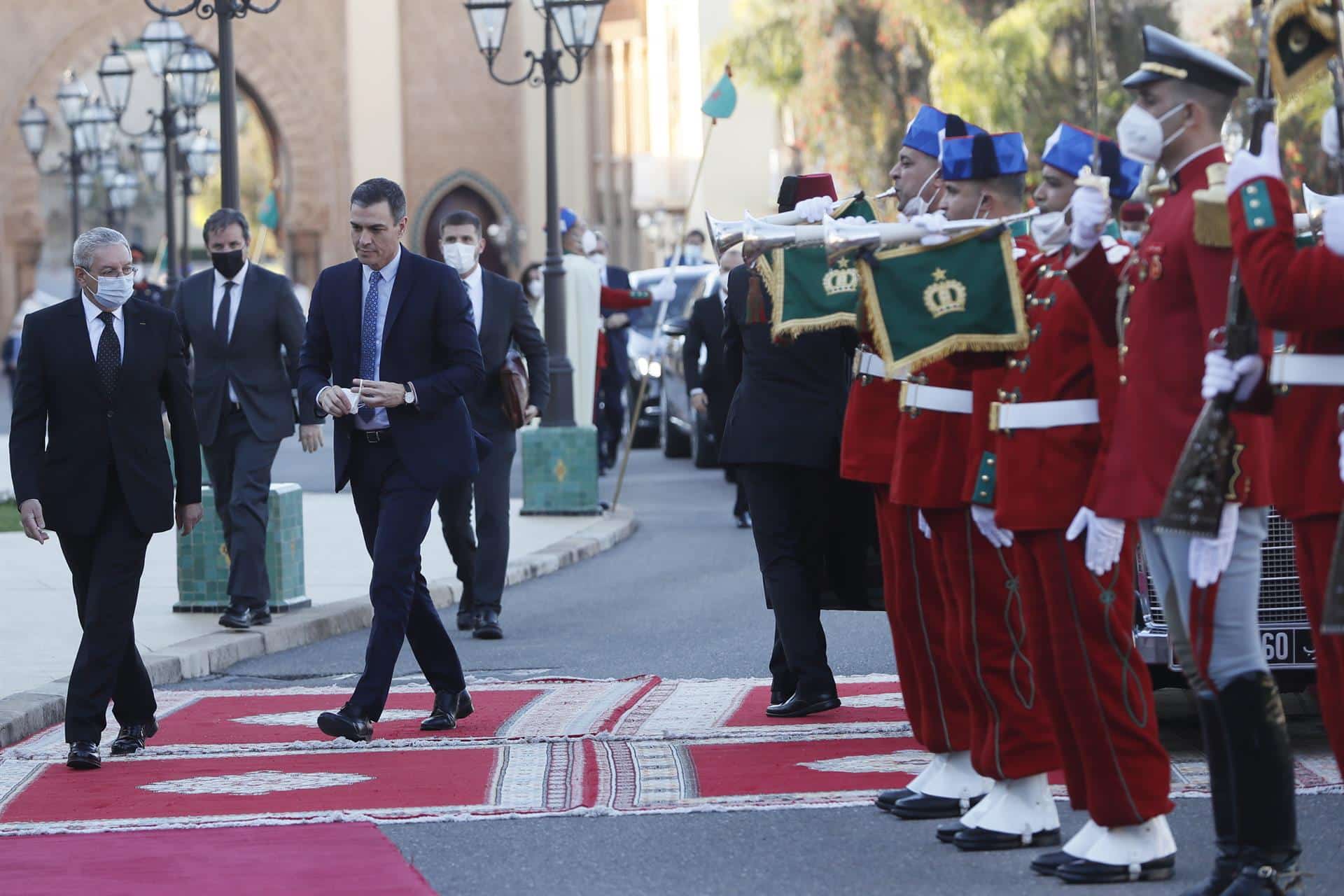 Pedro Sánchez pasa revista a la guardia de honor a su llegada al Palacio Real de Rabat.