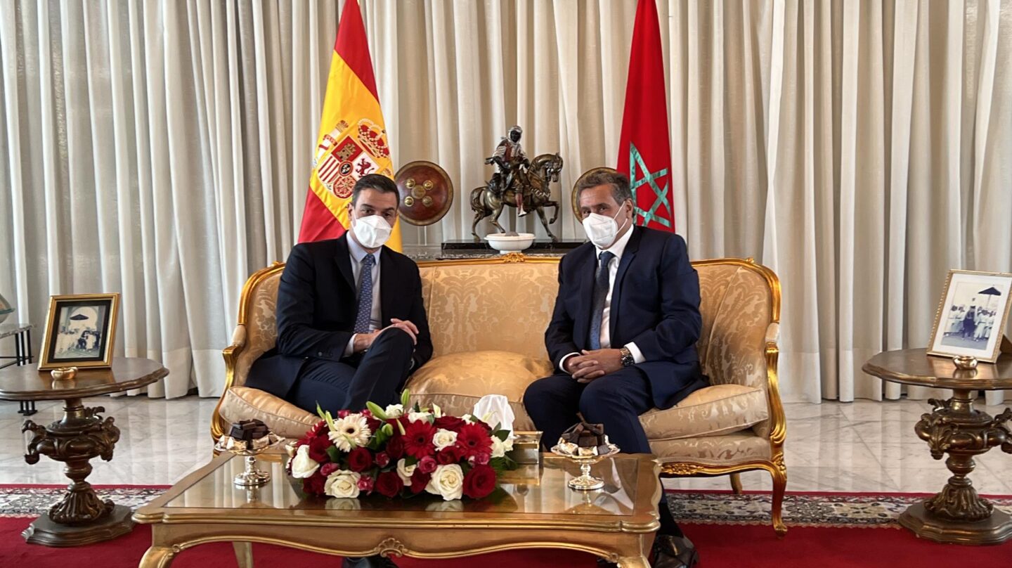Pedro Sánchez, en Marruecos con el primer ministro Aziz Akhannouch.