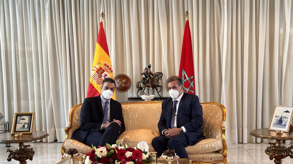 Pedro Sánchez, en Marruecos con el primer ministro Aziz Akhannouch.