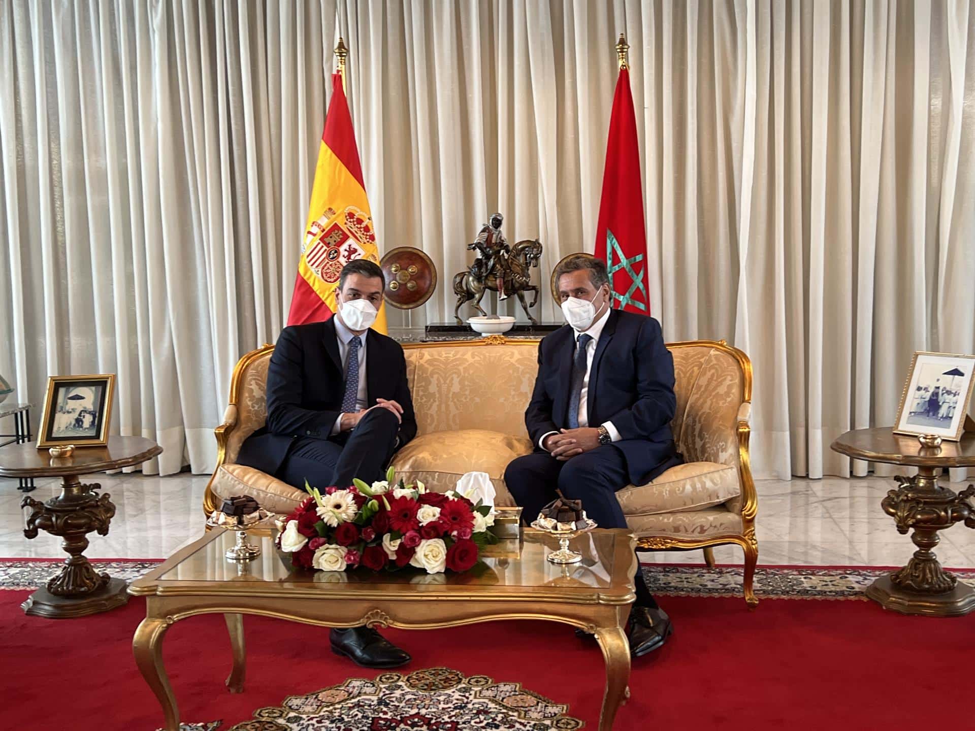 Pedro Sánchez, en Marruecos con el primer ministro Aziz Akhannouch.