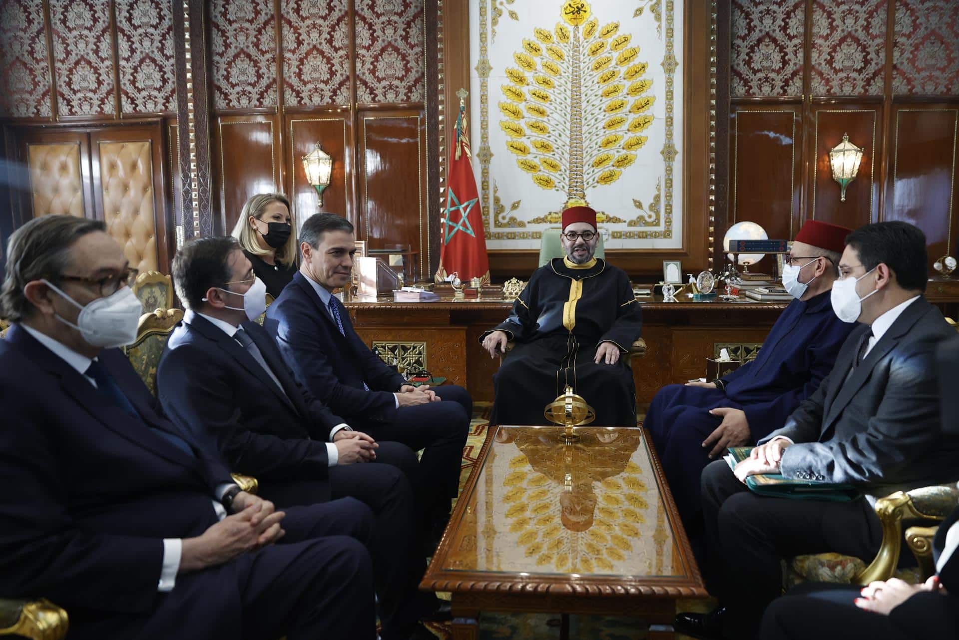 Pedro Sánchez, Mohamed VI y los equipos de España y Marruecos, reunidos en Rabat.