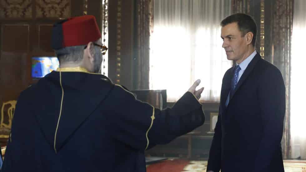 Mohamed VI señala a Pedro Sánchez durante su visita a Rabat.