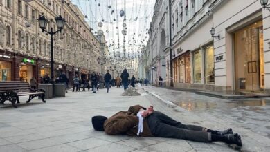 Un artista lleva la masacre de Bucha a las calles de Moscú