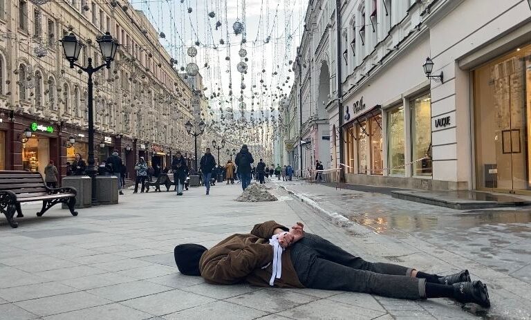 Un artista lleva la masacre de Bucha a las calles de Moscú