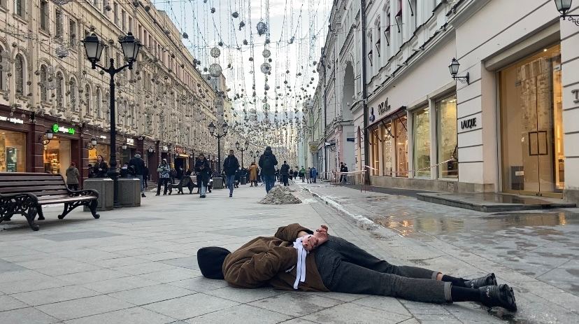Un artista lleva la masacre de Bucha a las calles de Moscú