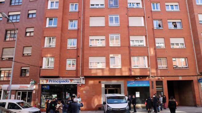 La Policía imputa asesinato al detenido por el crimen de la niña de Oviedo La policía en el lugar del crimen