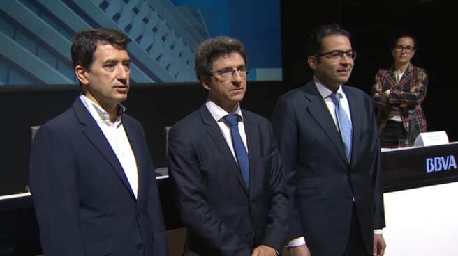 BBVA rebaja sus previsiones de crecimiento del PIB al 4,1% en 2022 y al 3,3% en 2023 Jorge Sicilia, director de BBVA Research y economista jefe de Grupo BBVA, y el responsable de Análisis Económico de BBVA Research, Rafael Doménech en la presentación del informe