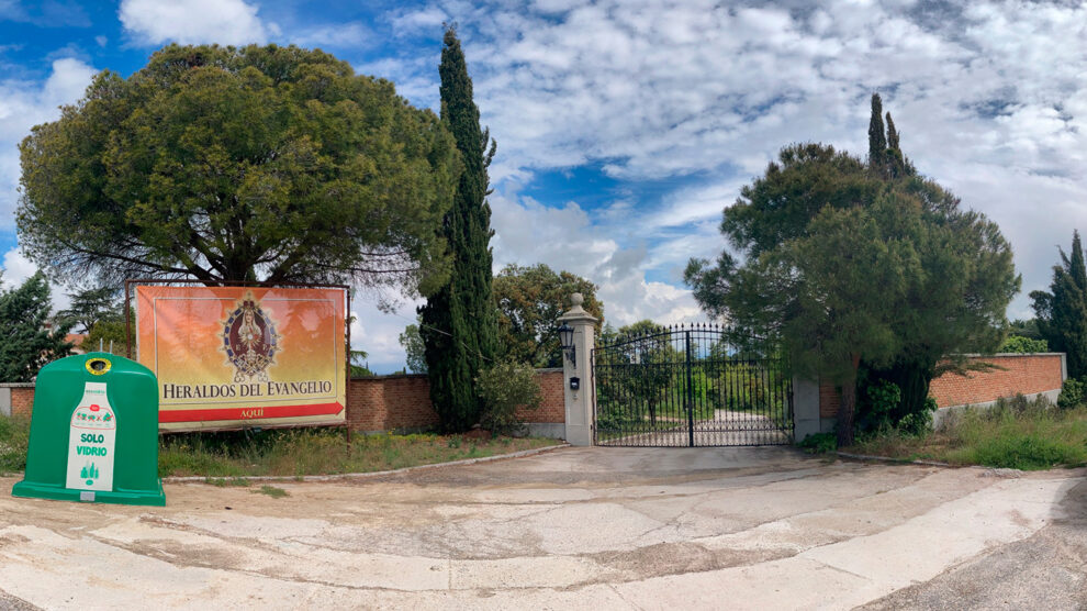 Vista de la entrada de la finca de los Heraldos del Evangelio en el municipio madrileño de Sevilla la Nueva