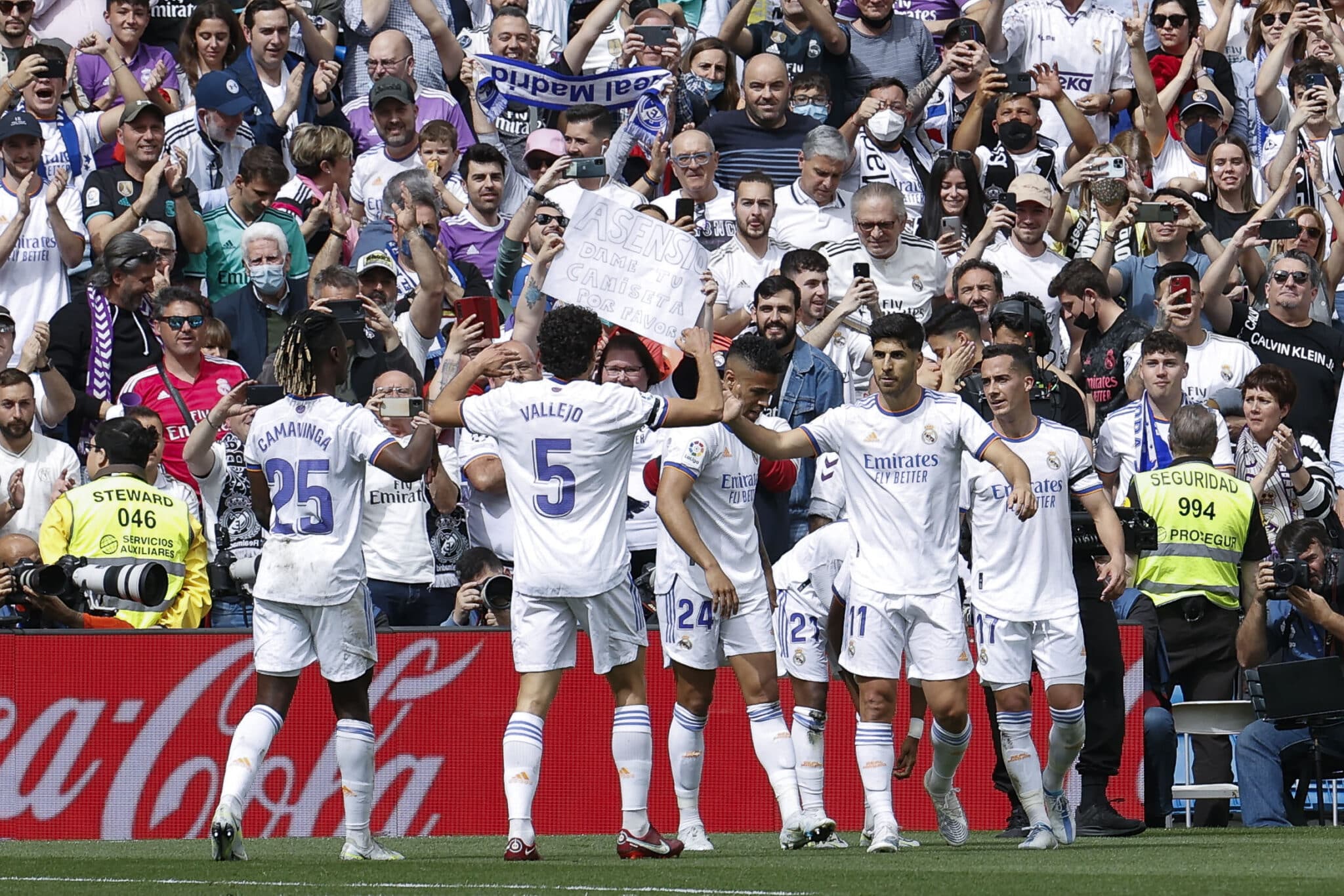 Los jugadores del Real Madrid celebran un gol de Rodrygo en el Santiago Bernabéu ante el Espanyol